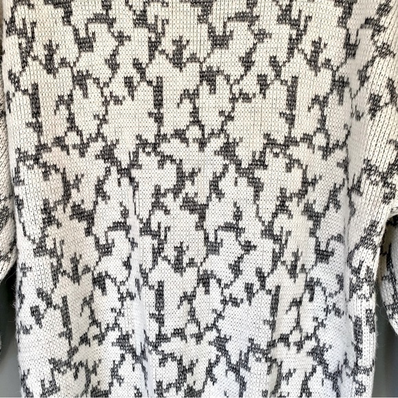 Vintage Gray and White Cozy Knit Sweater - Picture 7 of 11